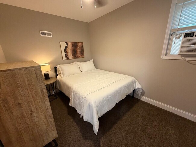 Building Photo - 6913 Etzel Ave