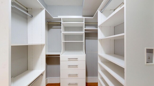 Building Photo - Chinatown 1,000 Square Foot PLUS W/Private Balcony, Fitness Center & More!