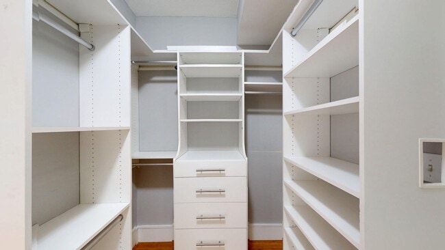 Building Photo - Chinatown 1,000 Square Foot PLUS W/Private...