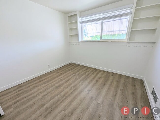 Building Photo - 2712