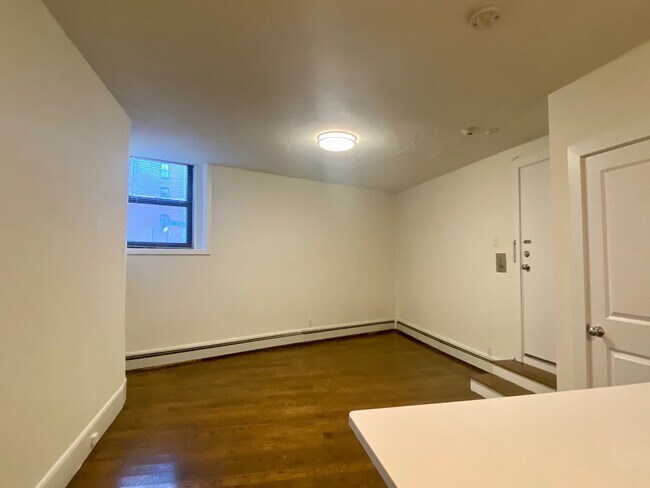 Building Photo - 5 N Margin St