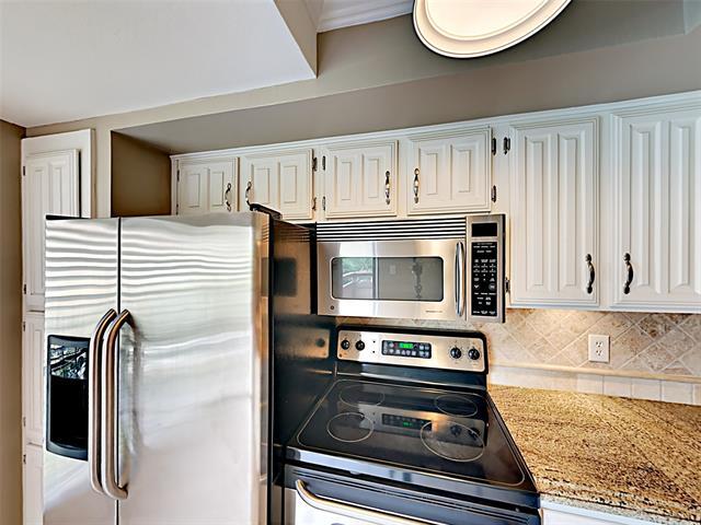 Building Photo - 7640 W Greenway Blvd