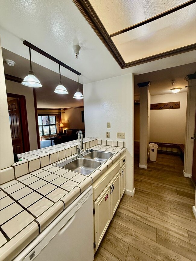 Building Photo - FOR RENT – Aspen Creek Condo in Mammoth Lakes