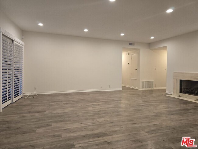 Building Photo - 4444 Wilshire Blvd