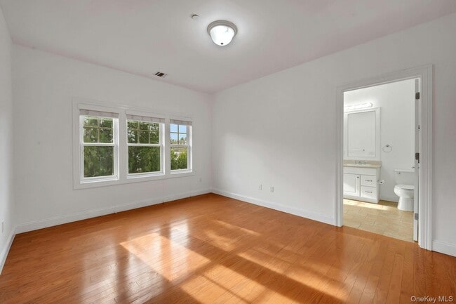 Building Photo - 400 Main St