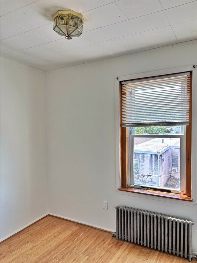 Building Photo - For Rent: 3 Bedroom, 1 Bath House – Availa...