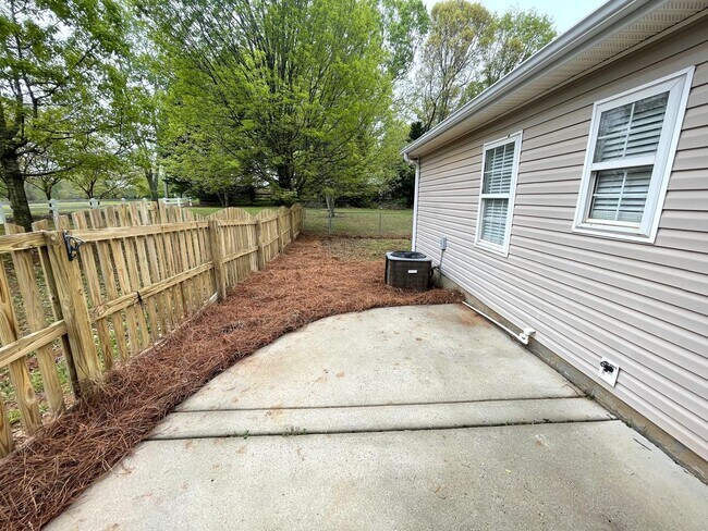 Building Photo - Newly Renovated 3br in East Athens, Available Mid June 2025