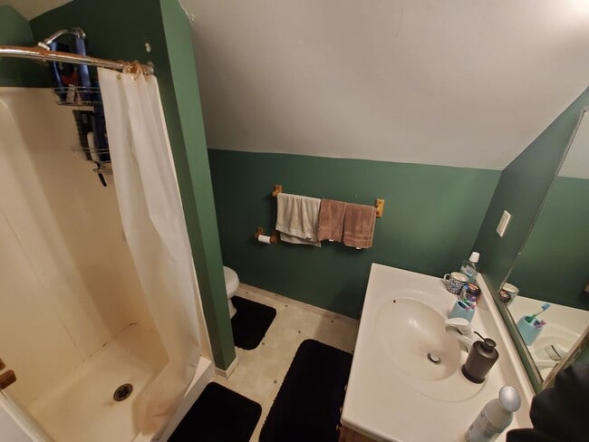 Building Photo - AVAILABLE JUNE! - 7 Bed 3 Bath Home!