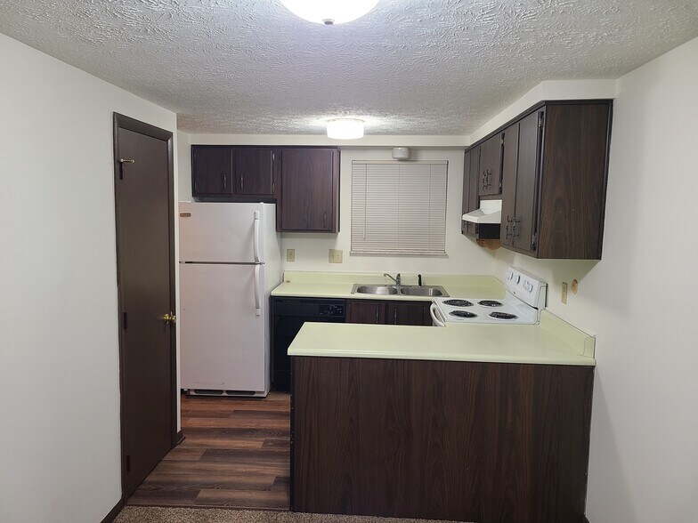 Kitchen - 209 Whittier Dr S