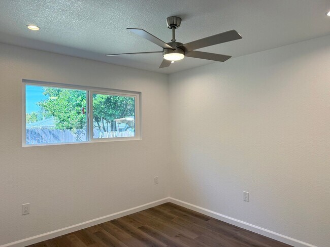 Building Photo - Fully Renovated 2 bed 1 bath !!