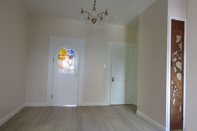Building Photo - Noe Valley House - 3 beds-1.5 baths - VIEW - garage