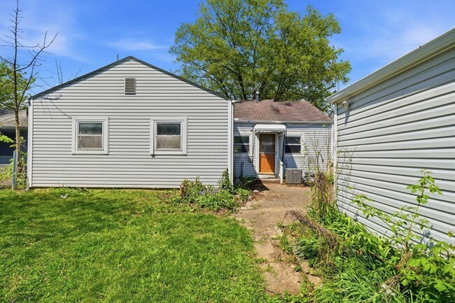 Building Photo - 1074 S James Rd