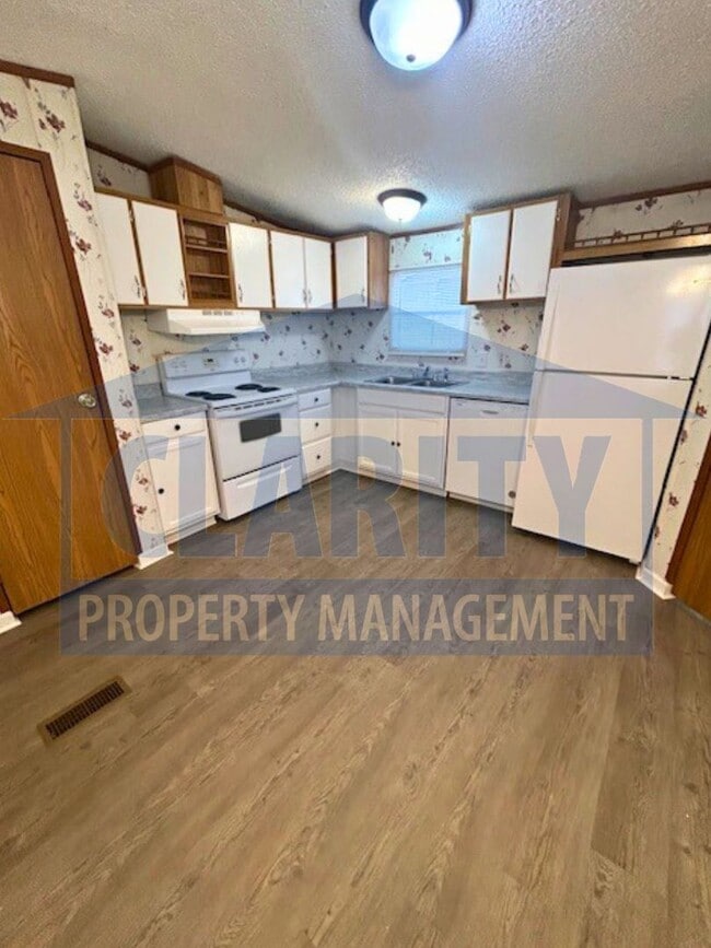 Building Photo - Three bedroom single level home!