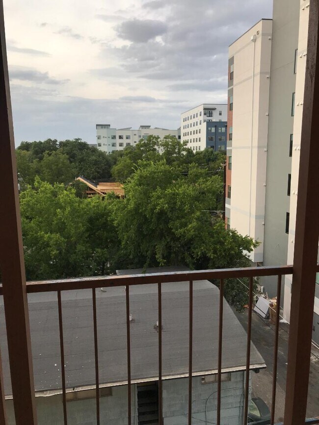 Building Photo - 2409 Leon St