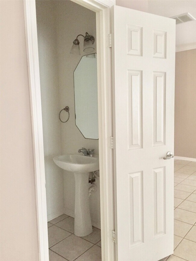 Building Photo - 2865 Westhollow Dr