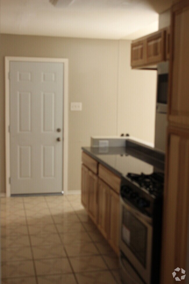 Building Photo - Ready to Move in... Do not miss this house...