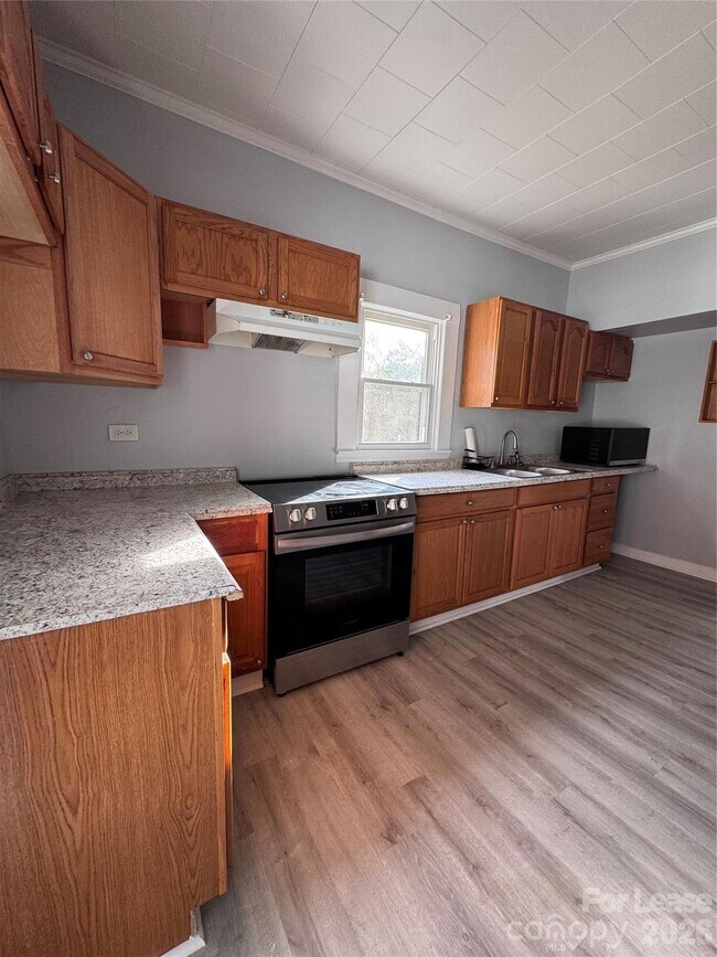 Building Photo - 65 White St SW