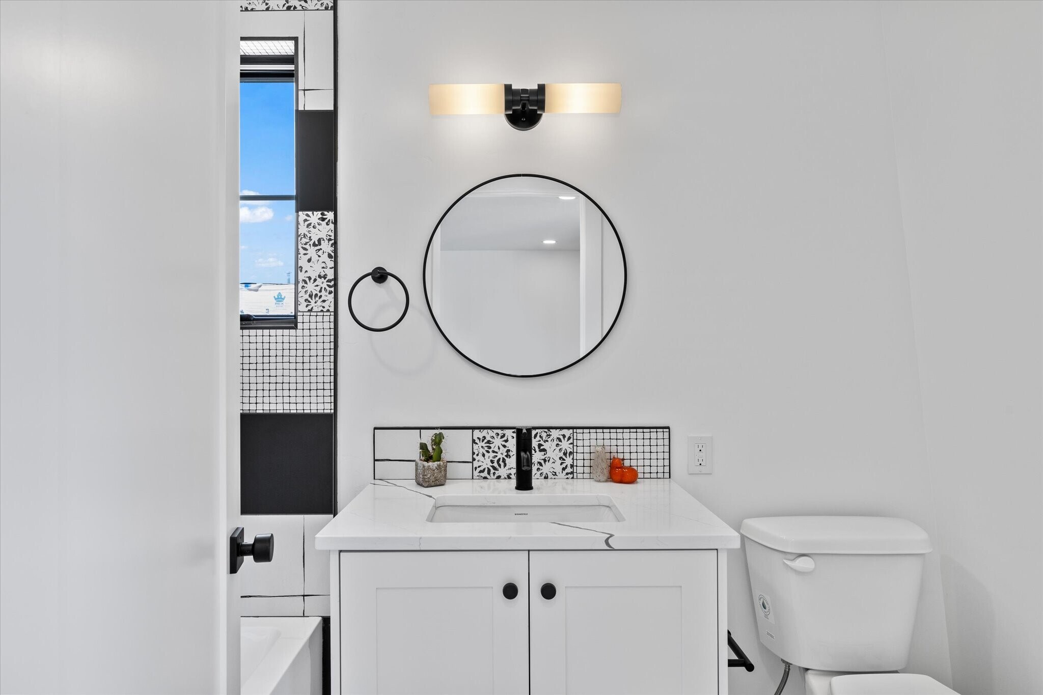 Building Photo - 614 N Avenue H Ave