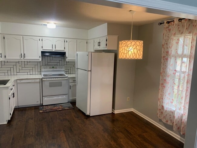 Building Photo - 5545 Oak Branch Cir N