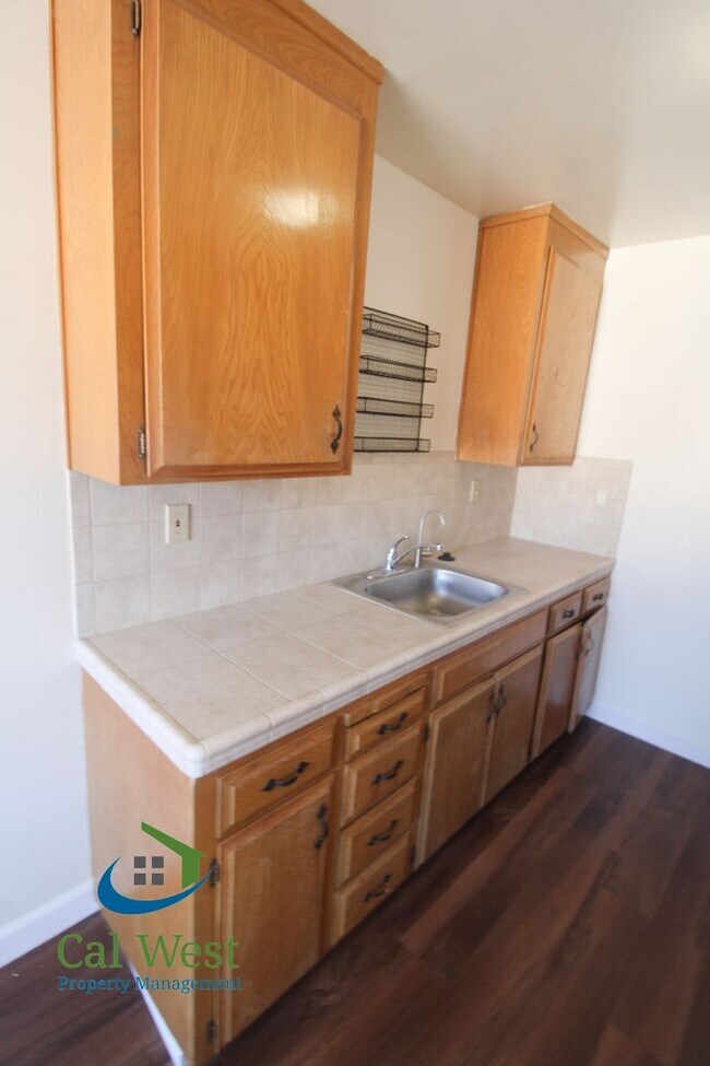 Building Photo - $2,195 1 Bedroom 1 Bath Upstairs Apartment in 4 Plex