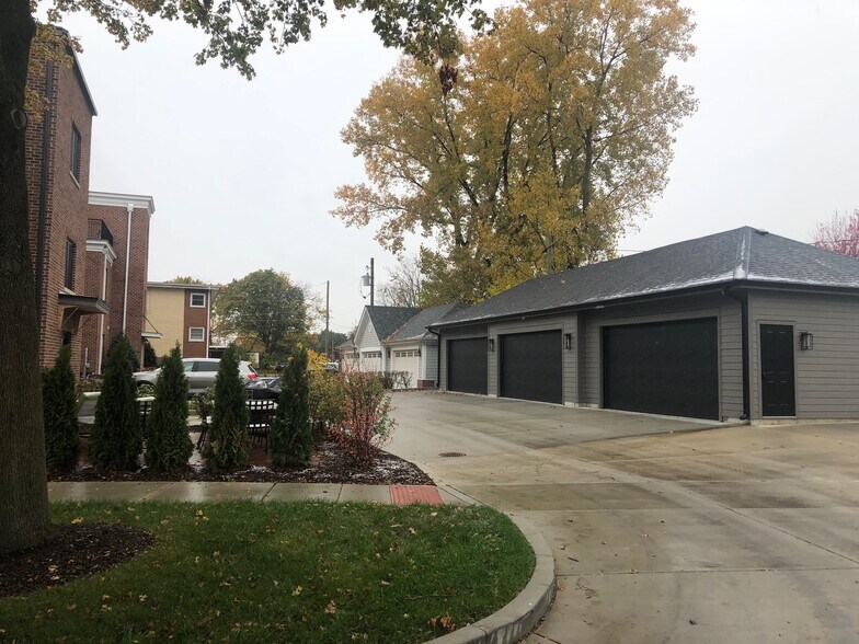 Building Photo - 1401 W Cossitt Ave