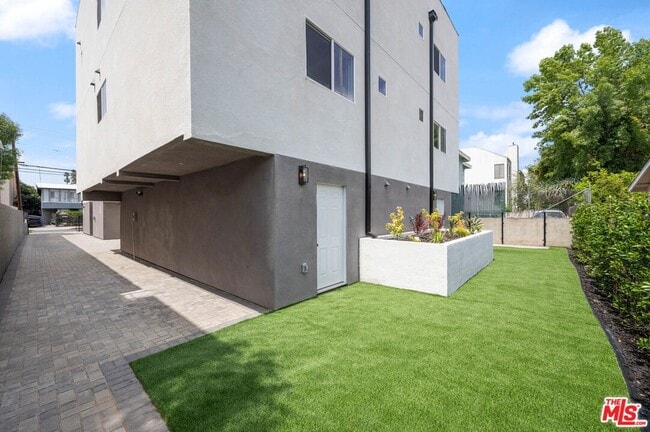 Building Photo - 7306 Independence Ave