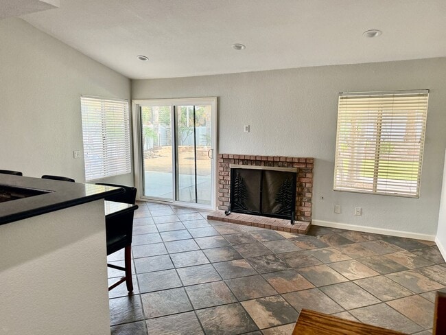 Building Photo - Nice Single Story Home