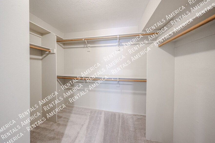 Building Photo - 15811 E Richwood Ave
