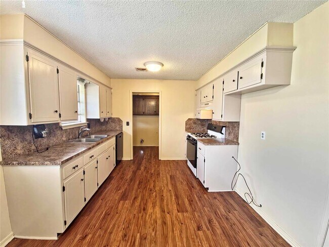Building Photo - 13917 N Everest Ave