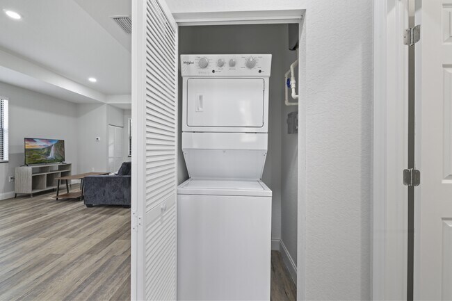 Building Photo - 1917 Lorna Ave