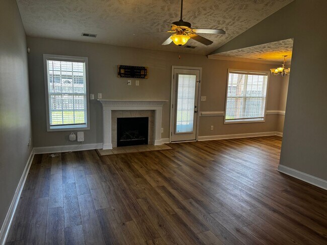 Building Photo - 3 Bedroom 2 Bath with Bonus in Hope Mills