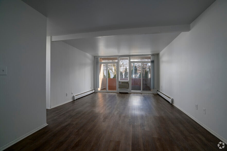 2BR, 1BA - 1,000SF - Eastside - Living/Dining Room - 1305 S Congress St
