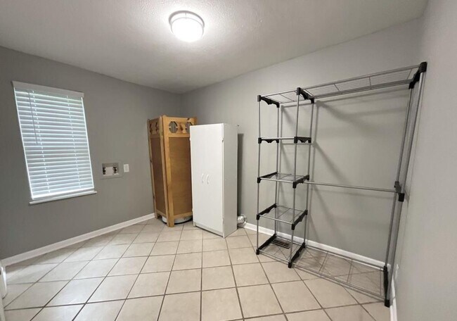 Building Photo - 1324 W Walnut St