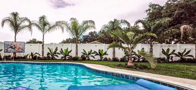 Building Photo - Fully Renovated 4 Bed/ 2.5 Bath Home in Wi...