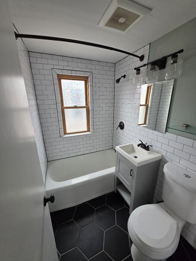 Building Photo - 3663 E Underwood Ave