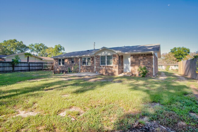 Building Photo - 7710 Charter Oaks Dr