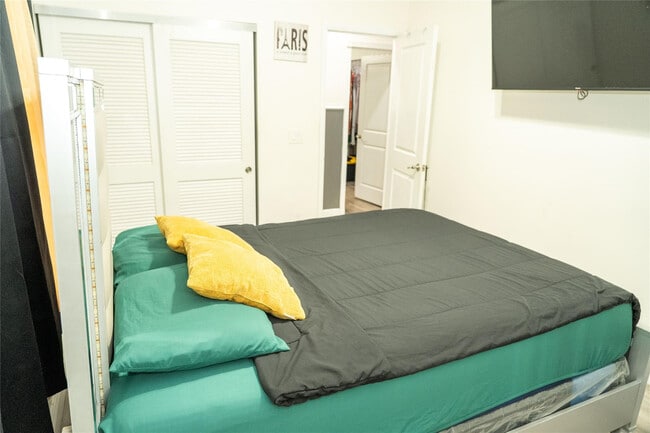 Building Photo - 2710 NW 5th St