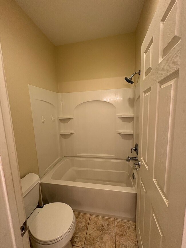 Building Photo - Spacious Townhome in Ventura!