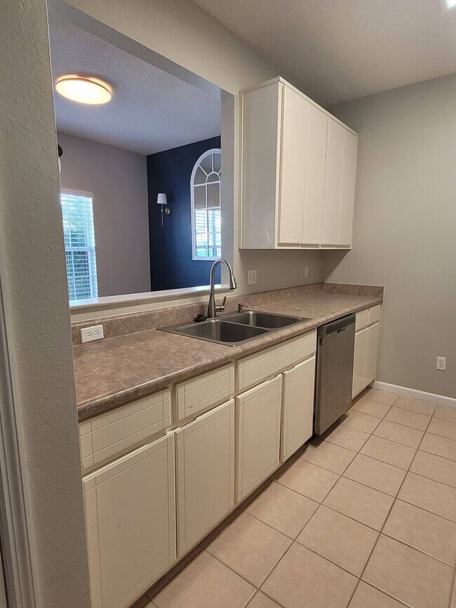 Building Photo - Newly renovated Three Bedroom Townhouse
