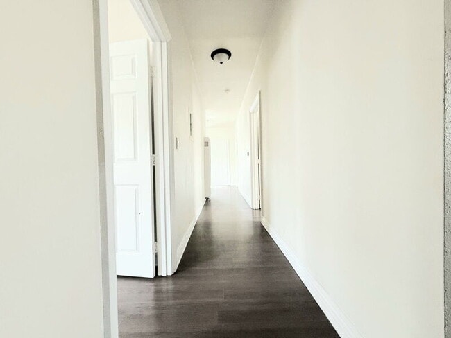 Building Photo - 1368 E Vernon Ave