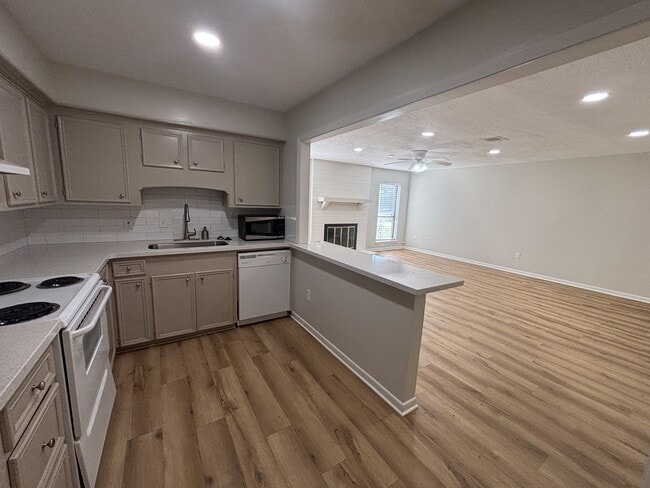 Building Photo - 916 Trailwood Blvd