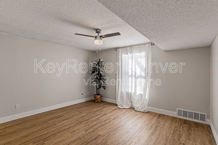 Building Photo - 7665 E Eastman Ave