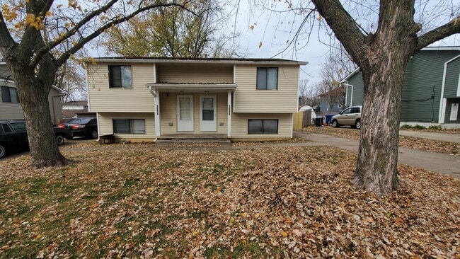 Building Photo - 3 Bedroom, 1 Bathroom split level bi-attached!