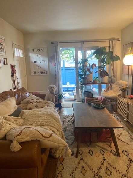 living room - 622 Venezia Ave