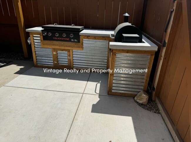 Building Photo - Available Soon! Charming Updated 2 Bed / 2...