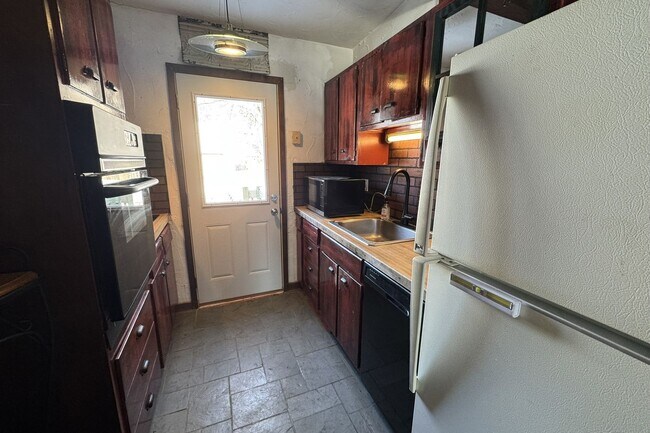 Building Photo - Central Ames Home Available Now