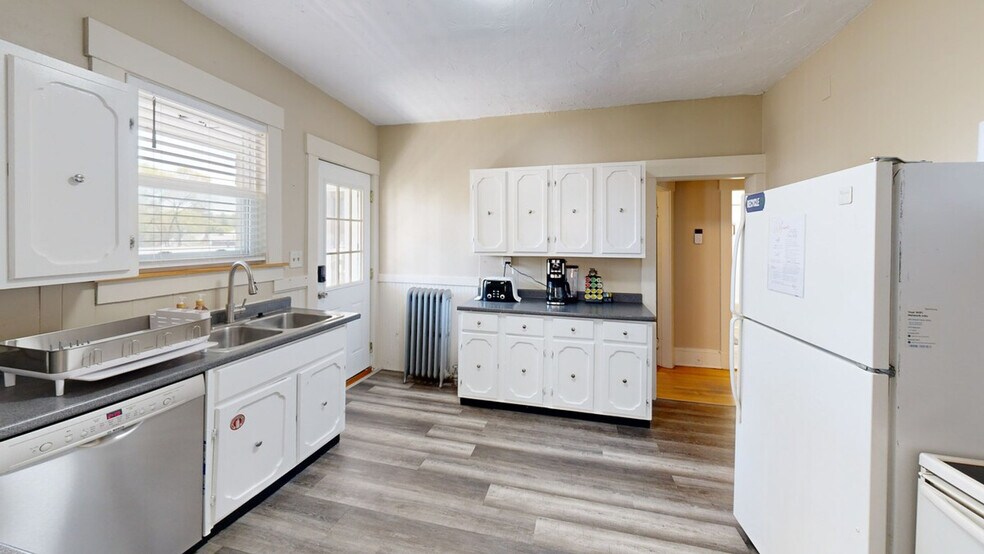 Building Photo - 128 1/2 Elm St