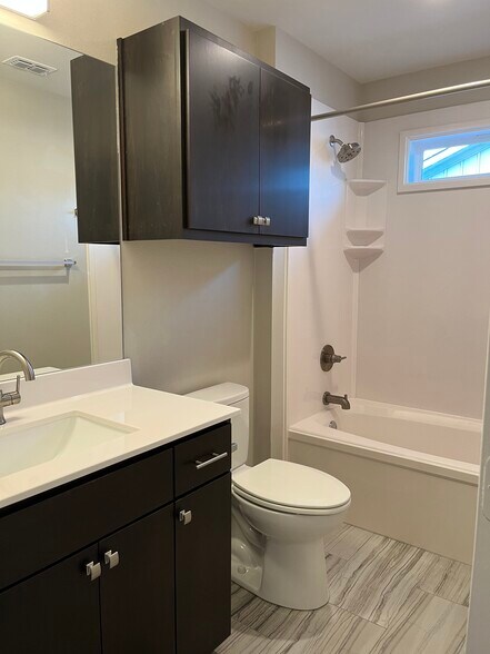 Guest Bathroom - 10673 Brothers Ln
