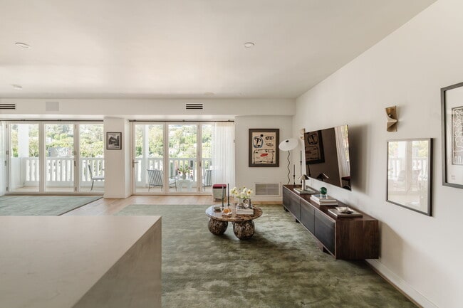 Building Photo - 999 N Doheny Dr