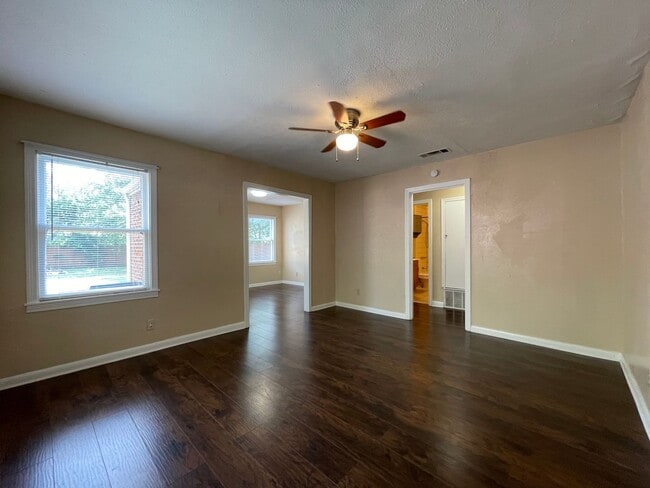 Building Photo - AVAILABLE NOW 2 BEDROOM 1 BATH HOME IN TCU...